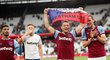 Vladimír Coufal a Tomáš Souček slaví s West Hamem postup do Evropské ligy