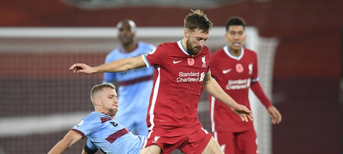 Tomáš Souček se snaží vybojovat míč od hráčů Liverpoolu