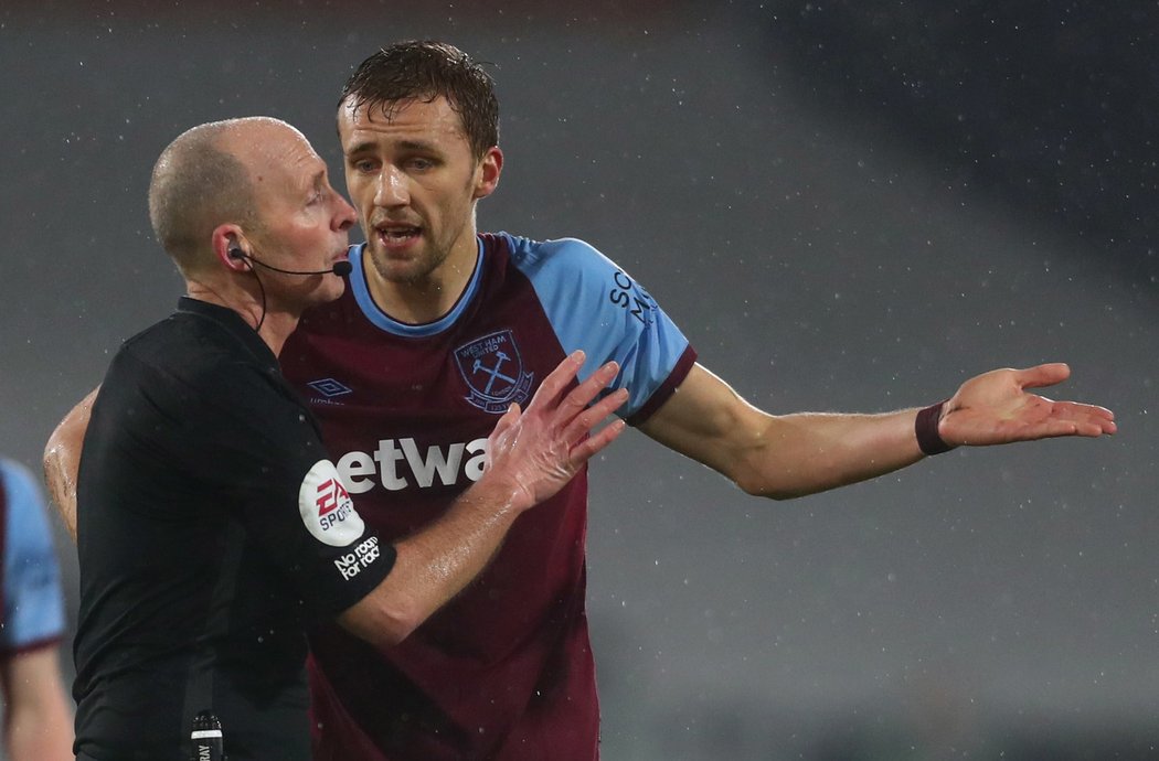 Mike Dean po kontrole VAR Tomáše Součka vyloučil