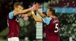 Tomáš Souček s Vladimírem Coufalem se radují po výhře West Hamu proti Aston Ville
