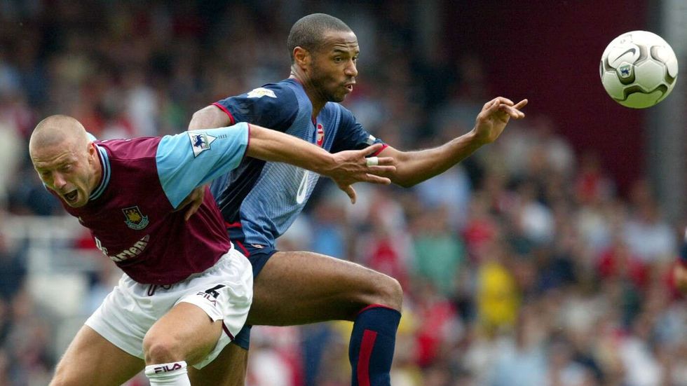 Tomáš Řepka se snaží zastavit Thierryho Henryho