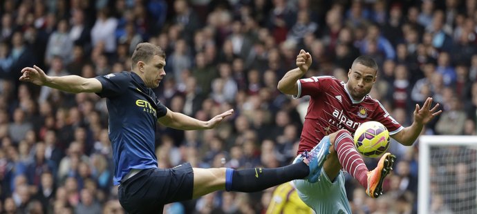 Edin Džeko se sice s obranou Kladivářů statečně pral, ale West Ham stejně vyhrál 2:1