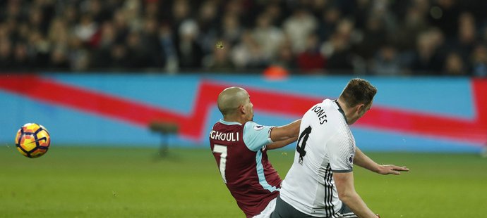 Sofiane Feghouli z West Hamu po tomto souboji s Philem Jonesem z Manchesteru United viděl červenou kartu. Manažer "kladivářů" Slaven Bilič si myslí, že šlo o hodně přísný trest. Jako nebezpečnou viděl spíš hru soupeře z Old Trafford.