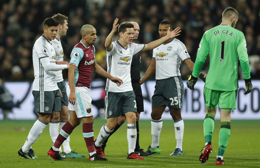 Hráči Manchesteru United se v emocích zlobí na Sofiane Feghouliho z West Hamu po jeho střetu s Philem Jonesem. Sudí Dean udělil červenou kartu hráči &#34;kladivářů&#34;.
