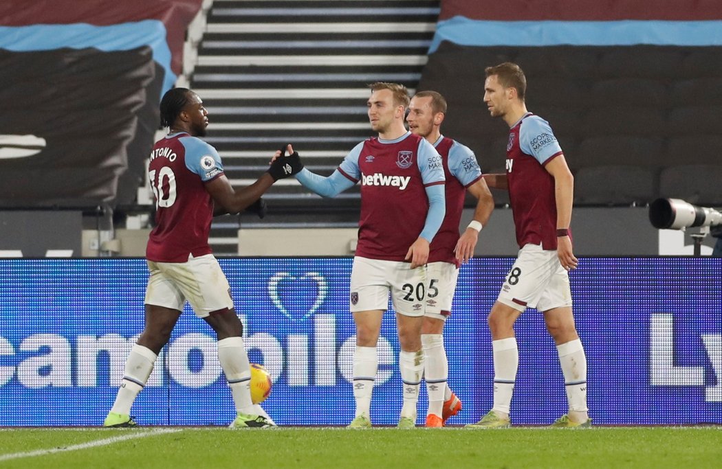 Fotbalisté West Hamu slaví branku do sítě West Bromwiche, na kterou přihrál český obránce Vladimír Coufal