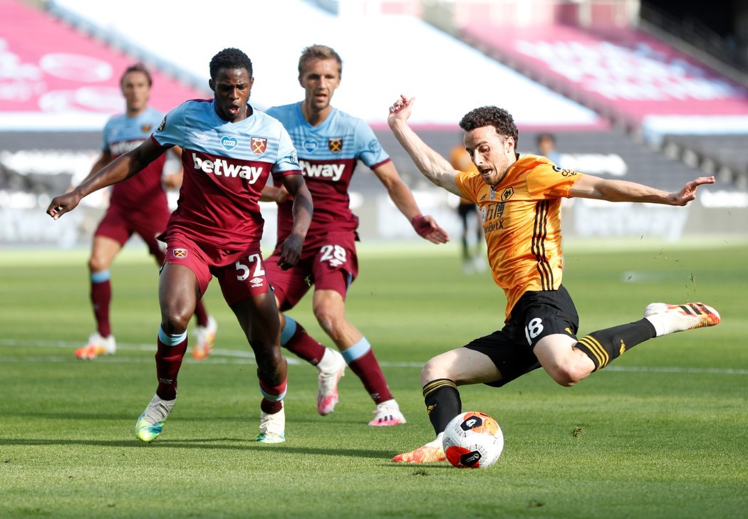 Český záložník West Hamu Tomáš Souček v utkání anglické Premier League proti Wolverhamptonu