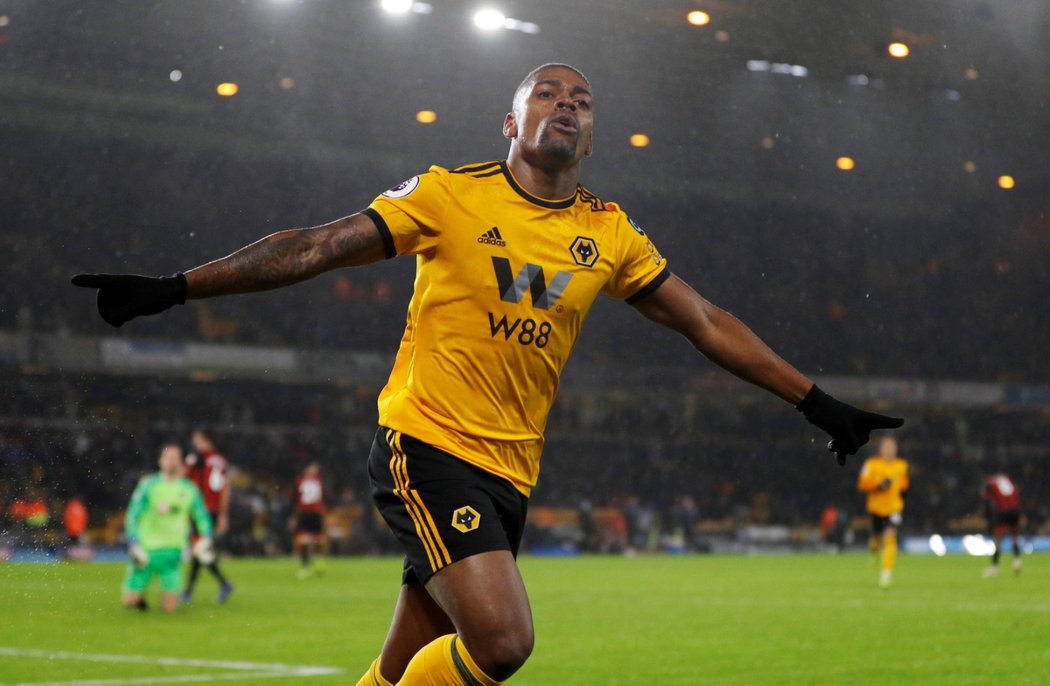 Ivan Cavaleiro slaví gól, kterým potvrdit vítězství Wolverhamptonu