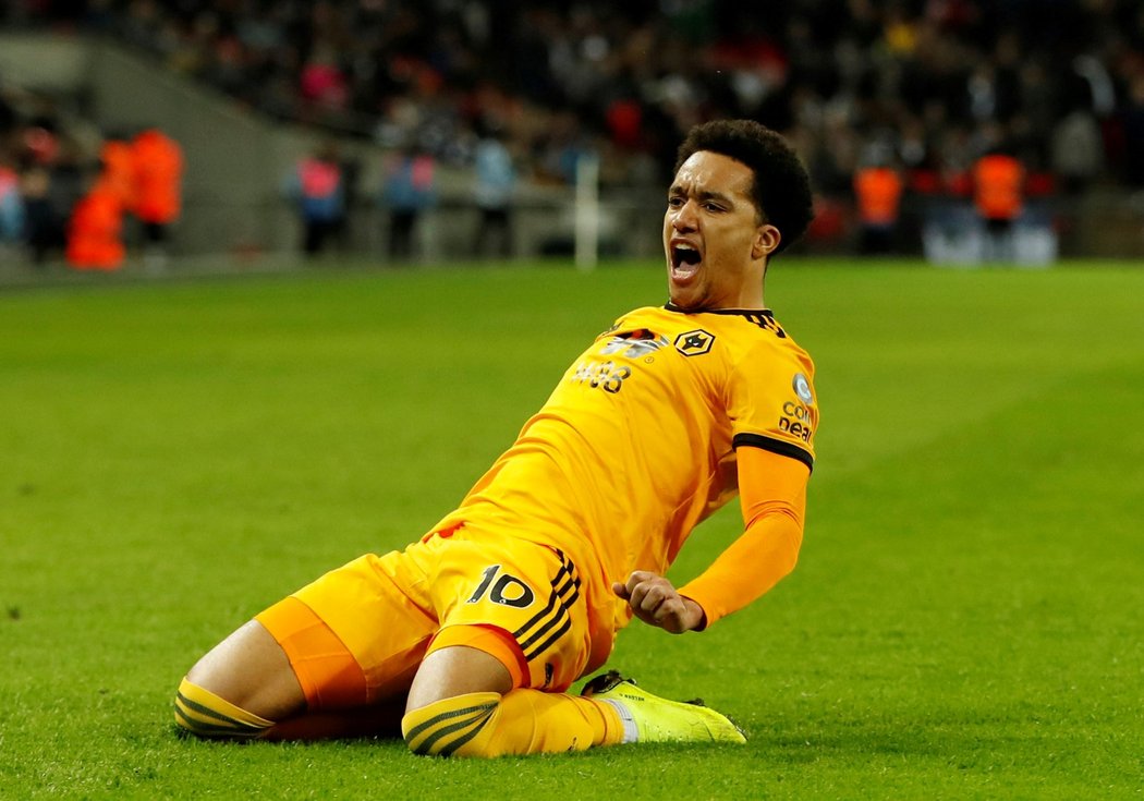 Wolverhamptonský Helder Costa se raduje z gólu, který vstřelil proti Tottenhamu a pomohl jím svému týmu k vítězství 3:1