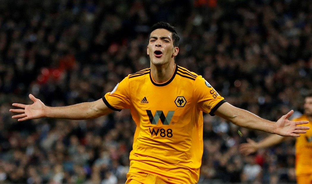 Raul Jimenez z Wolverhamptonu oslavuje svou trefu do sítě Tottenhamu