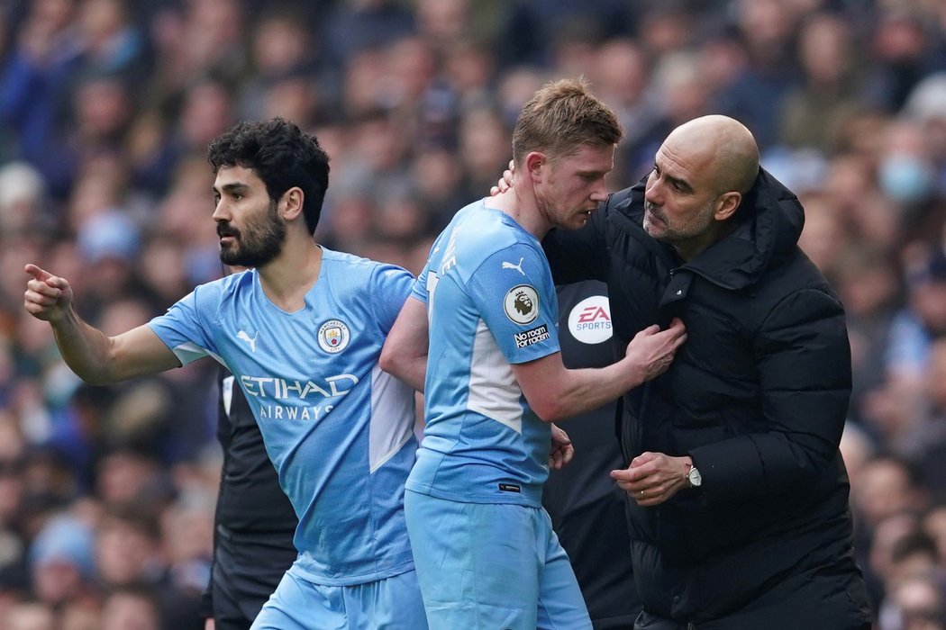 Kouč City Pep Guardiola s hrdinou zápasu s Chelsea Kevinem De Bruynem