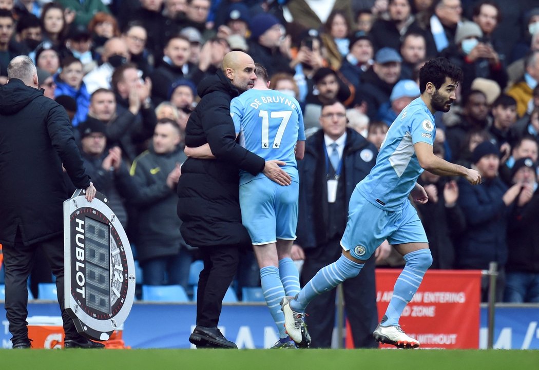 Kouč City Pep Guardiola s hrdinou zápasu s Chelsea Kevinem De Bruynem