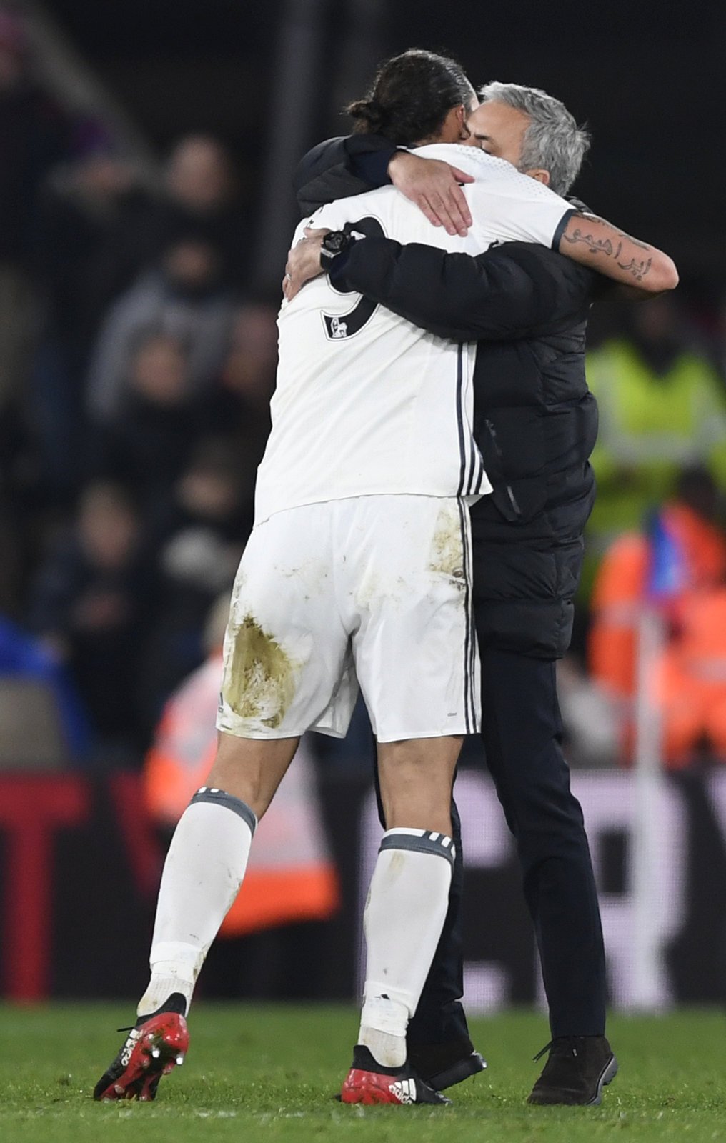 Švédský střelec Zlatan Ibrahimovic se raduje s trenérem Manchesteru United Josém Mourinhem po výhře nad Crystal Palace