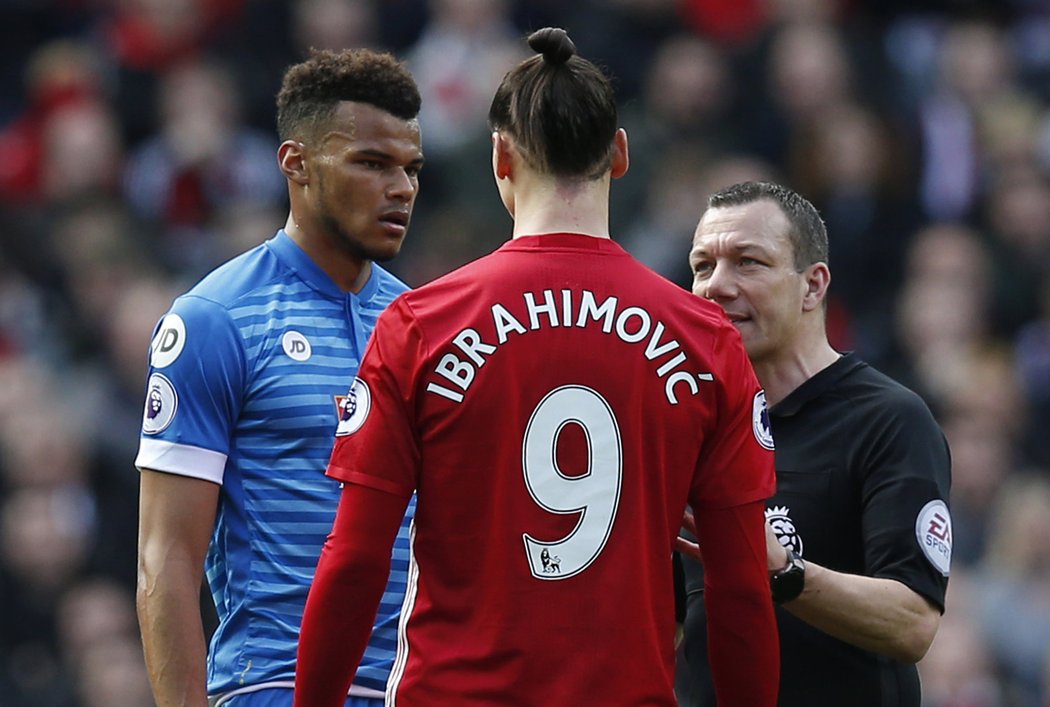 Tyrone Mings dostal za šlápnutí na hlavu Zlatana Ibrahimovice stop na pět zápasů