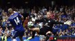 Němec André Schürrle v dresu Chelsea před brankářem Leicesteru Kasperem Schmeichlem