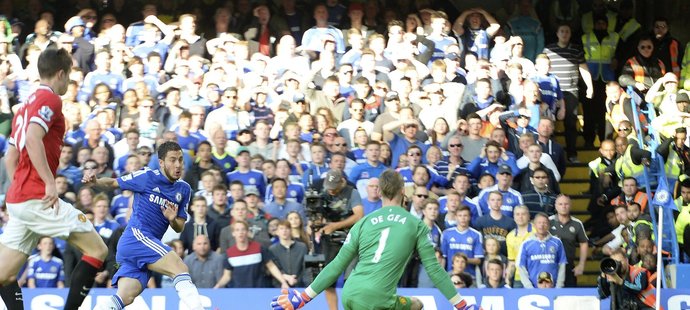 Eden Hazard střílí vítězný gól Chelsea ve šlágru Premier League s Manchesterem United