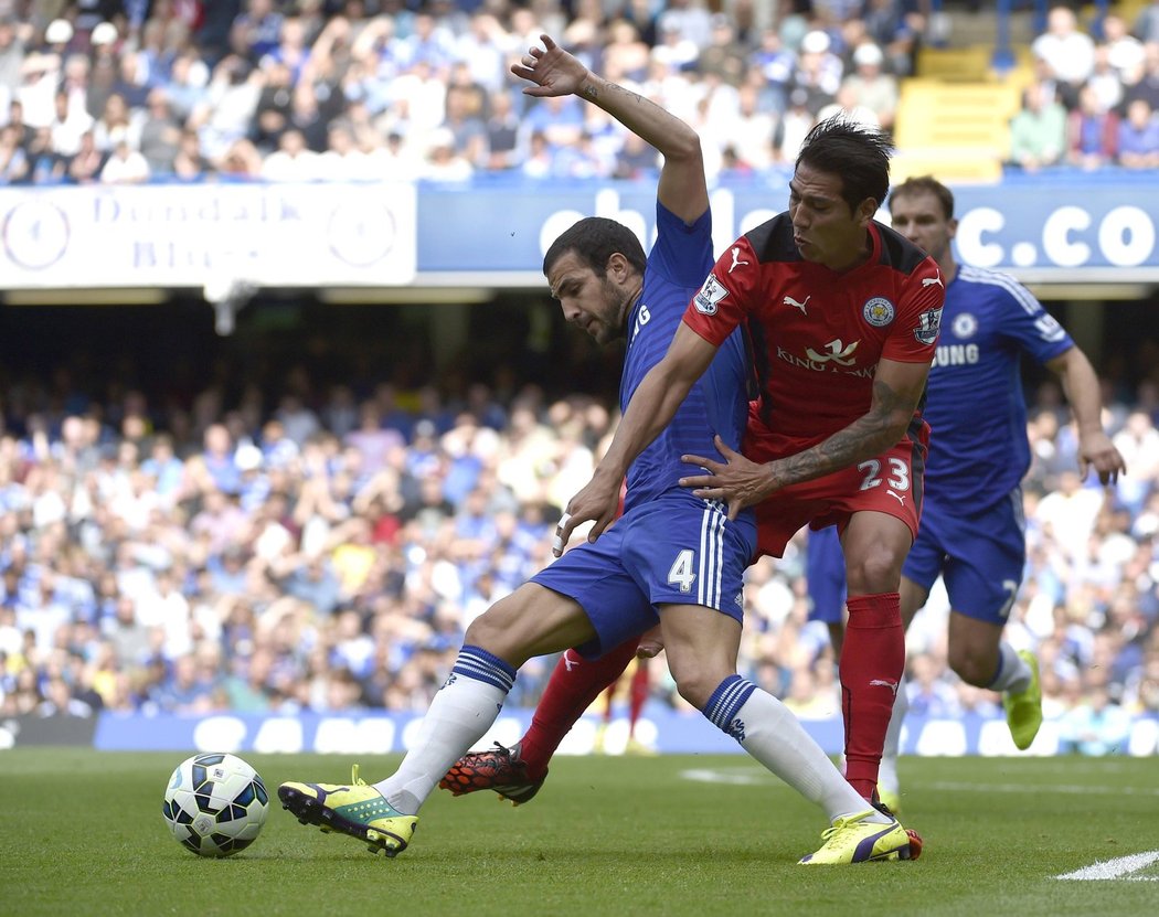 Cesc Fábregas v dresu Chelsea bojuje v utkání Premier League se soupeřem z Leicesteru.