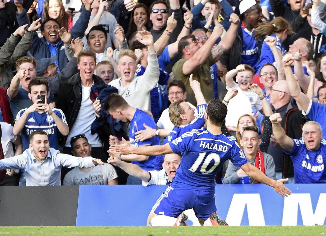 Eden Hazard v euforickém gestu poté, co vstřelil v utkání Premier League gól do sítě Manchesteru United.