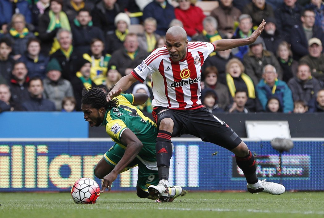 Norwich chtěl v bitvě se Sunderlandem kopat penaltu, sudí ji ale nepískl.