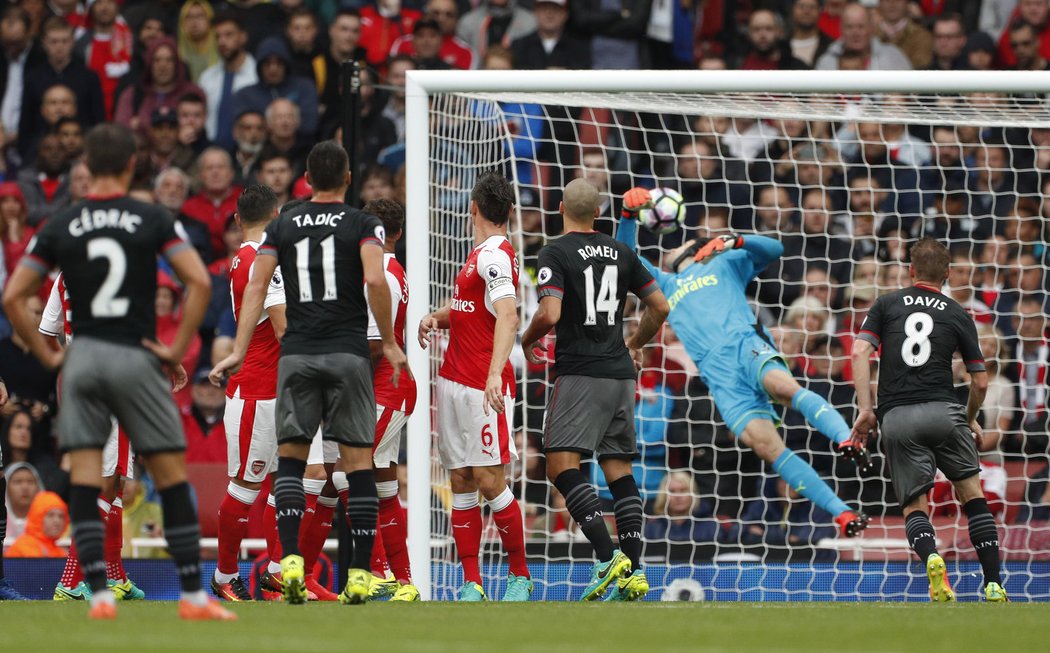 Gólman Arsenalu Petr Čech nádherně zneškodnil trestný kop Dušana Tadiče ze Southamptonu, míč ale spadl na jeho záda a od nich se odrazil do sítě.