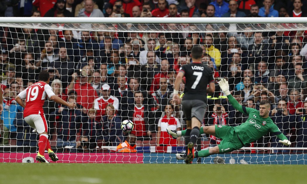 Arsenal rozhodl o výhře nad Southamptonem v utkání Premier League z hodně přísné penalty.