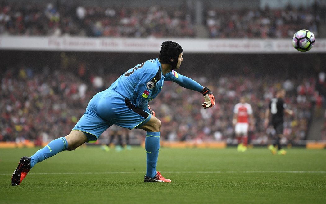 Gólman Arsenalu Petr Čech v akci během utkání Premier League proti Southamptonu.