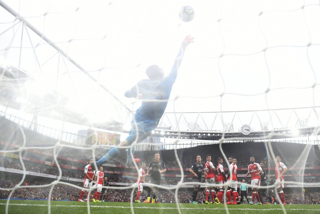 Gólman Arsenalu Petr Čech zasáhl proti trestnému kopu Tadiče z Arsenalu. Míč ale nešťastně spadl na jeho záda a od nich se odrazil do sítě. Southampton vedl 1:0, ale nakonec prohrál 1:2.