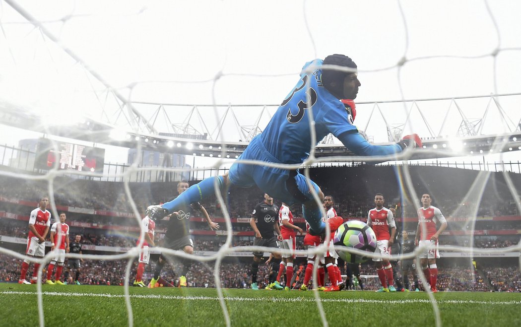 Gólman Arsenalu Petr Čech zasáhl proti trestnému kopu Tadiče z Arsenalu. Míč ale nešťastně spadl na jeho záda a od nich se odrazil do sítě. Southampton vedl 1:0, ale nakonec prohrál 1:2.