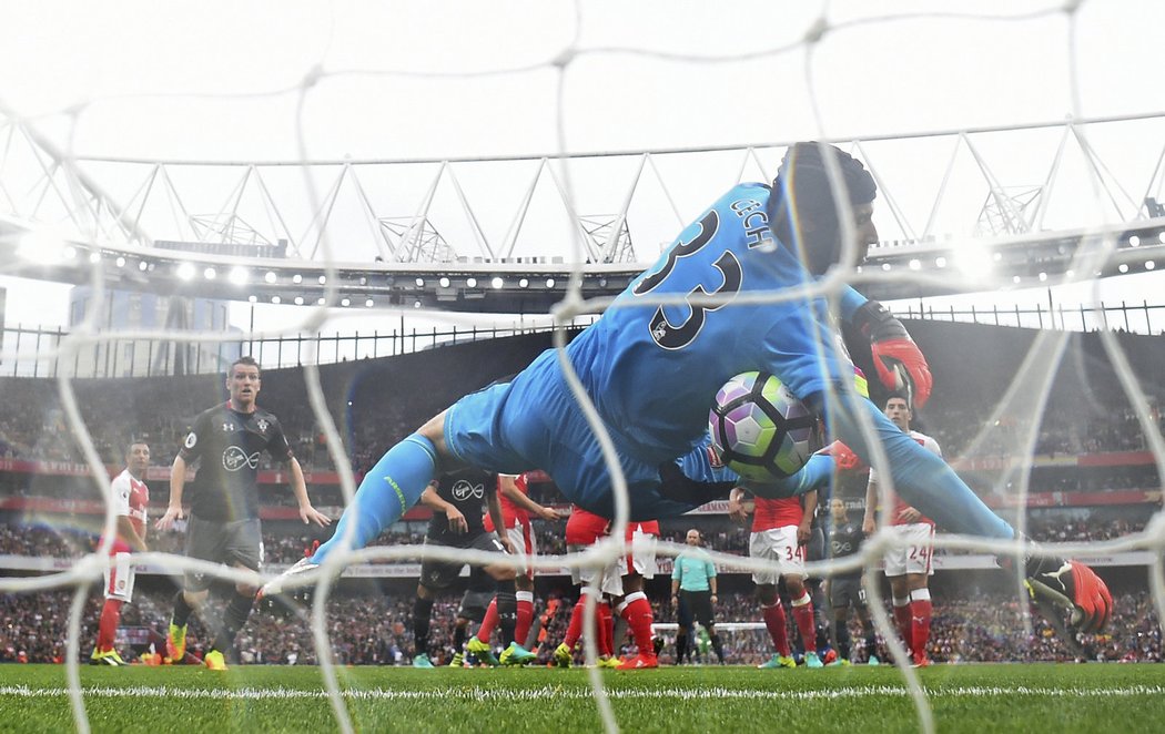 Gólman Arsenalu Petr Čech zasáhl proti trestnému kopu Tadiče z Arsenalu. Míč ale nešťastně spadl na jeho záda a od nich se odrazil do sítě. Southampton vedl 1:0, ale nakonec prohrál 1:2.