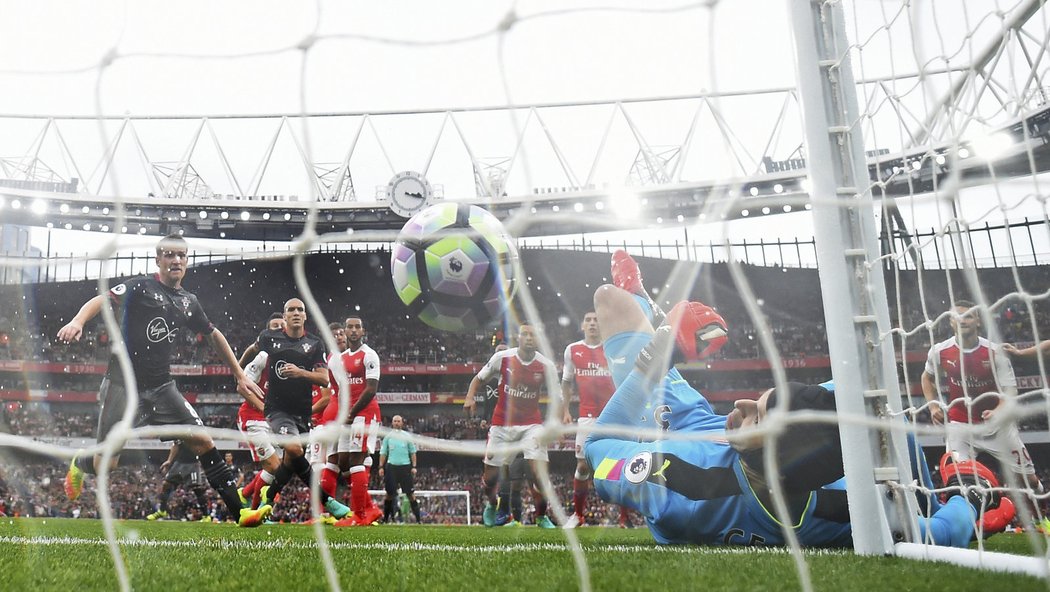 Gólman Arsenalu Petr Čech zasáhl proti trestnému kopu Tadiče z Arsenalu. Míč ale nešťastně spadl na jeho záda a od nich se odrazil do sítě. Southampton vedl 1:0, ale nakonec prohrál 1:2.