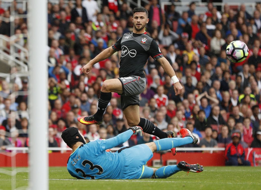 Gólman Petr Čech byl v utkání Premier League se Southamptonem oporou Arsenalu.