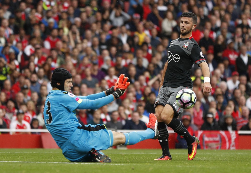 Gólman Petr Čech byl v utkání Premier League se Southamptonem oporou Arsenalu. Kanonýři vyhráli 2:1.