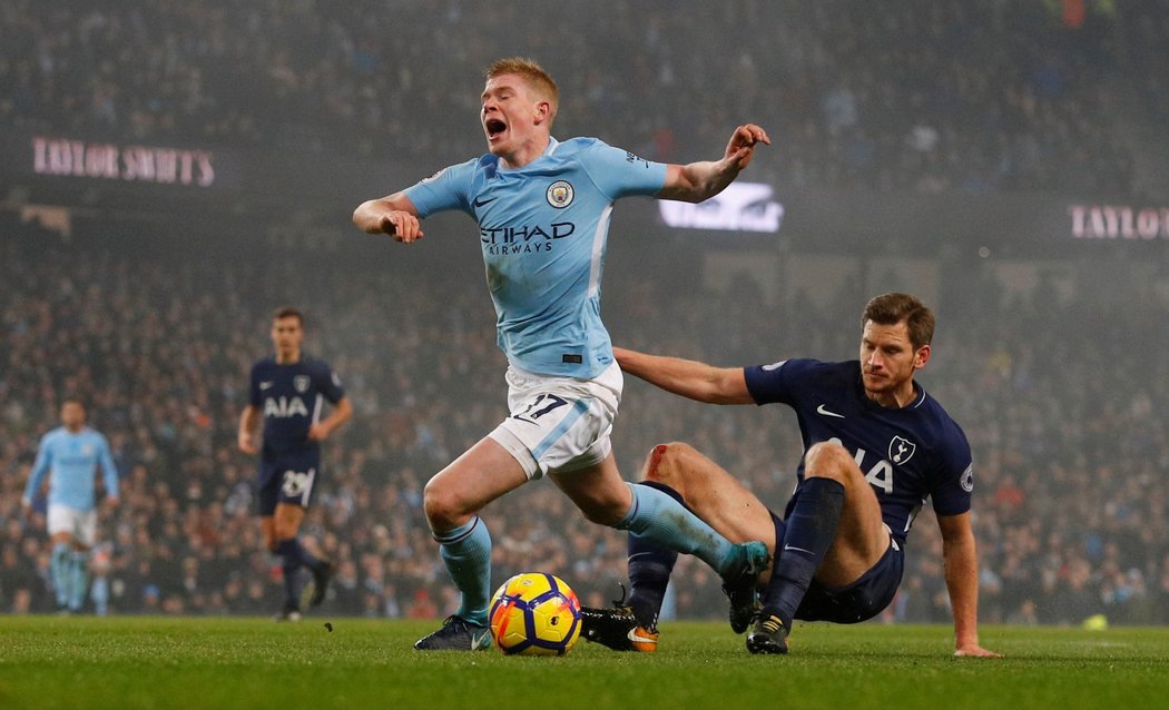 Kevin de Bruyne po jednom z tvrdých ataků hostujících hráčů