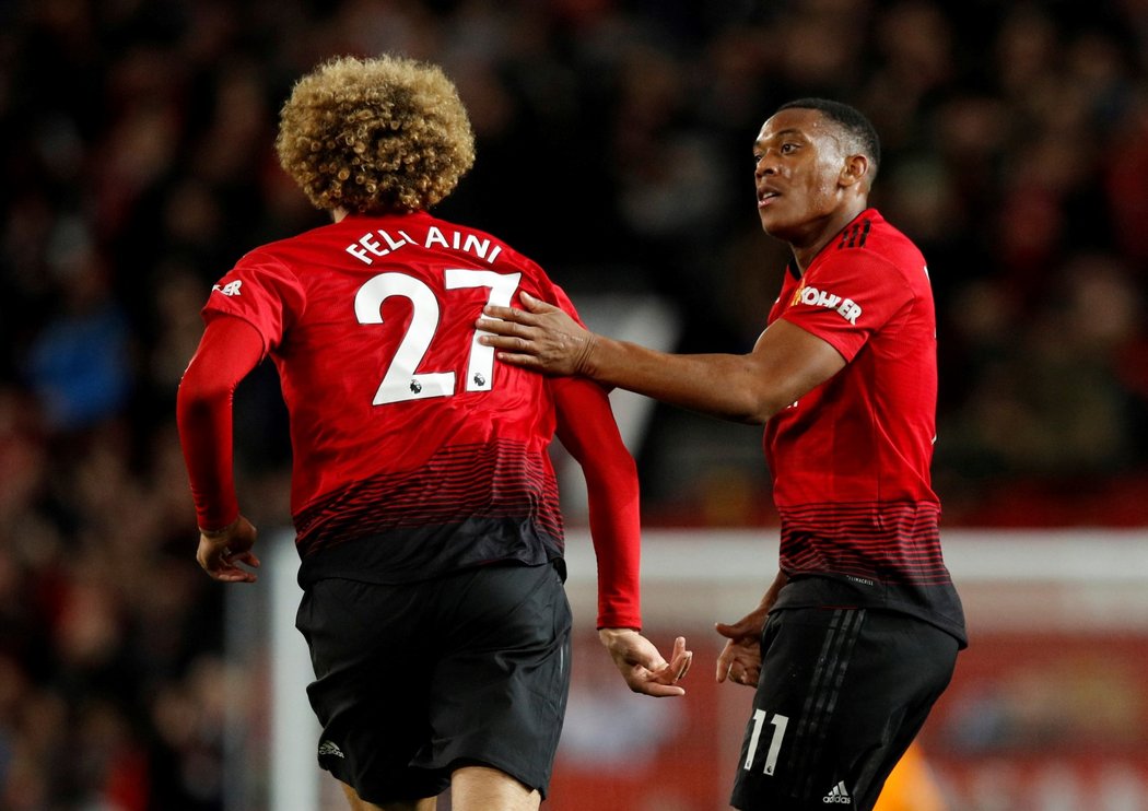 Anthony Martial se raduje s Marouane Fellainim z vyrovnávacího gólu na 2:2 v zápase proti Newcastlu