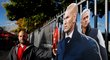 Fanoušci United se fotí před zápasem s Newcastlem s figurínou Zinedina Zidana, který by mohl podle spekulací nahradit Josého Mourinha