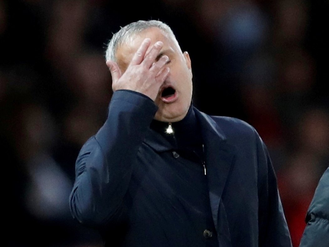 Kouč Manchesteru United José Mourinho se chytá za hlavu v duelu s Newcastlem
