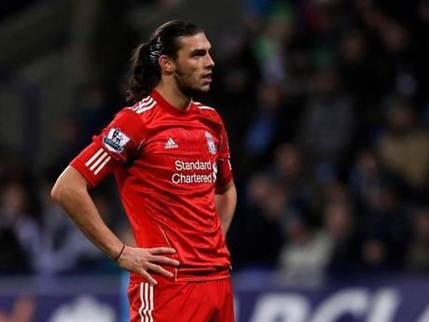 Jako náhrada za Fernanda Torrese přišel do Liverpoolu střelec Andy Carrol za 1,2 miliardy. Jako náhrada za Fernanda Torrese přišel do Liverpoolu střelec Andy Carrol za 1,2 miliardy.