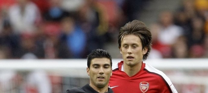 Tomáš Rosický z Arsenalu pronásleduje Reyése z Atlétika Madrid