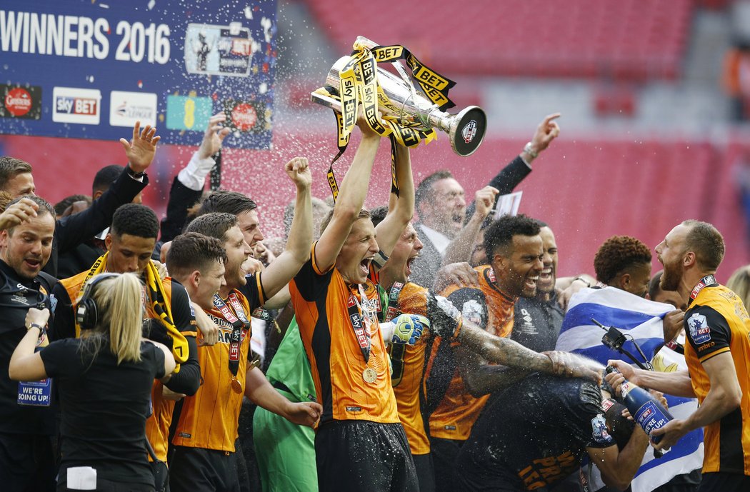 Fotbalisté Hullu slaví po roce návrat do Premier League, ve finále play off vyhráli nad Sheffieldem Wednesday 1:0.