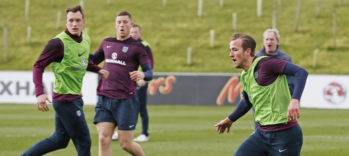 Mladý útočník Tottenhamu Harry Kane (vpravo) při tréninku anglické reprezentace