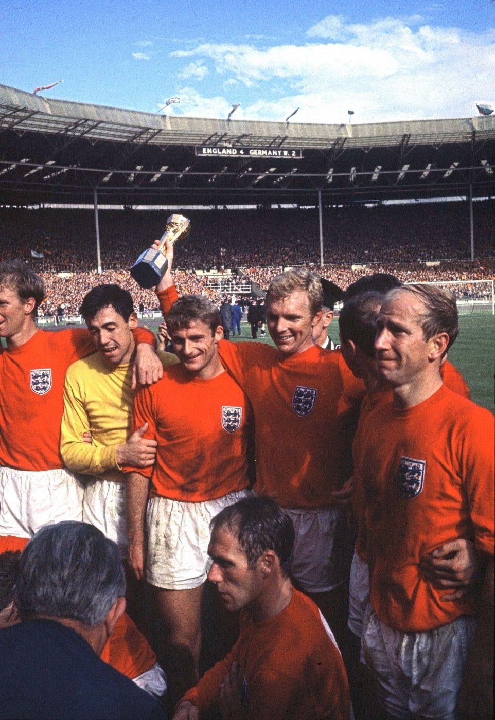 To se ještě Anglie radovala. Bobby Charlton (vpravo) a spoluhráči z reprezentace slaví titul mistrů světa 1966