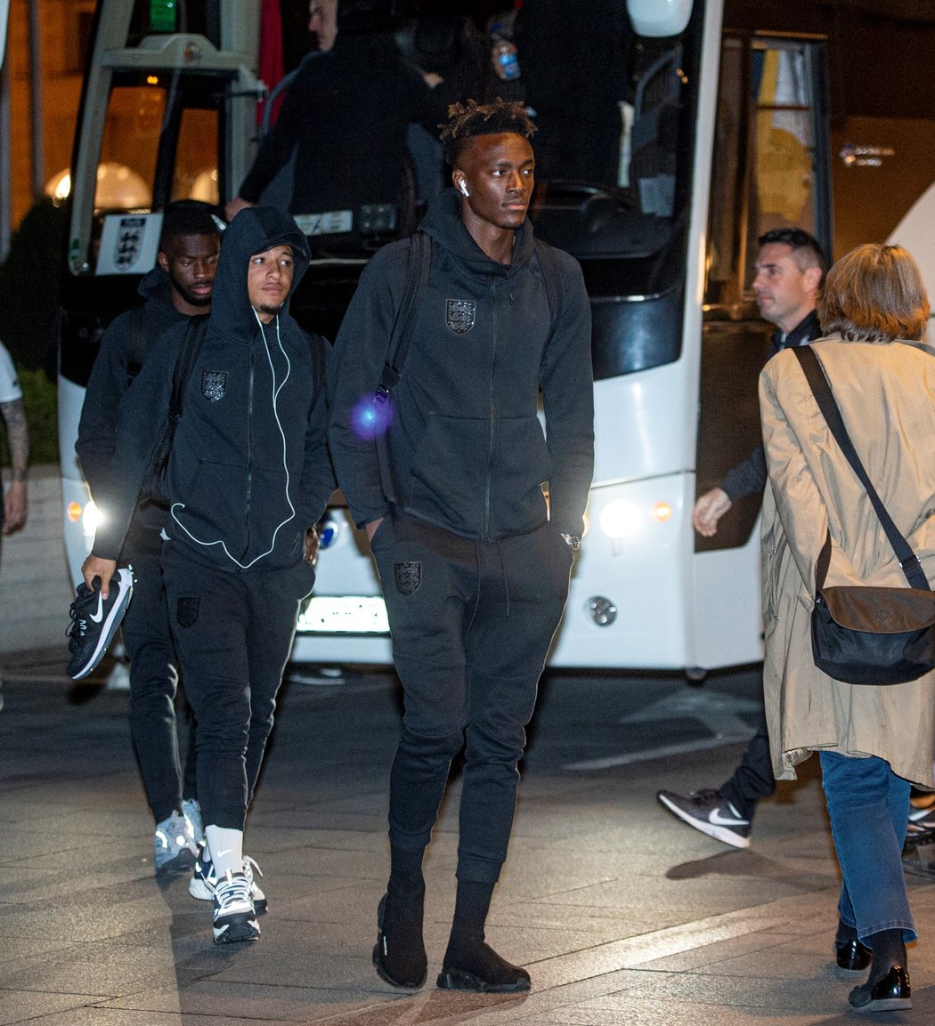 Tammy Abraham dorazil s reprezentací Anglie do Prahy na utkání kvalifikace o postup na EURO 2020 proti České republice