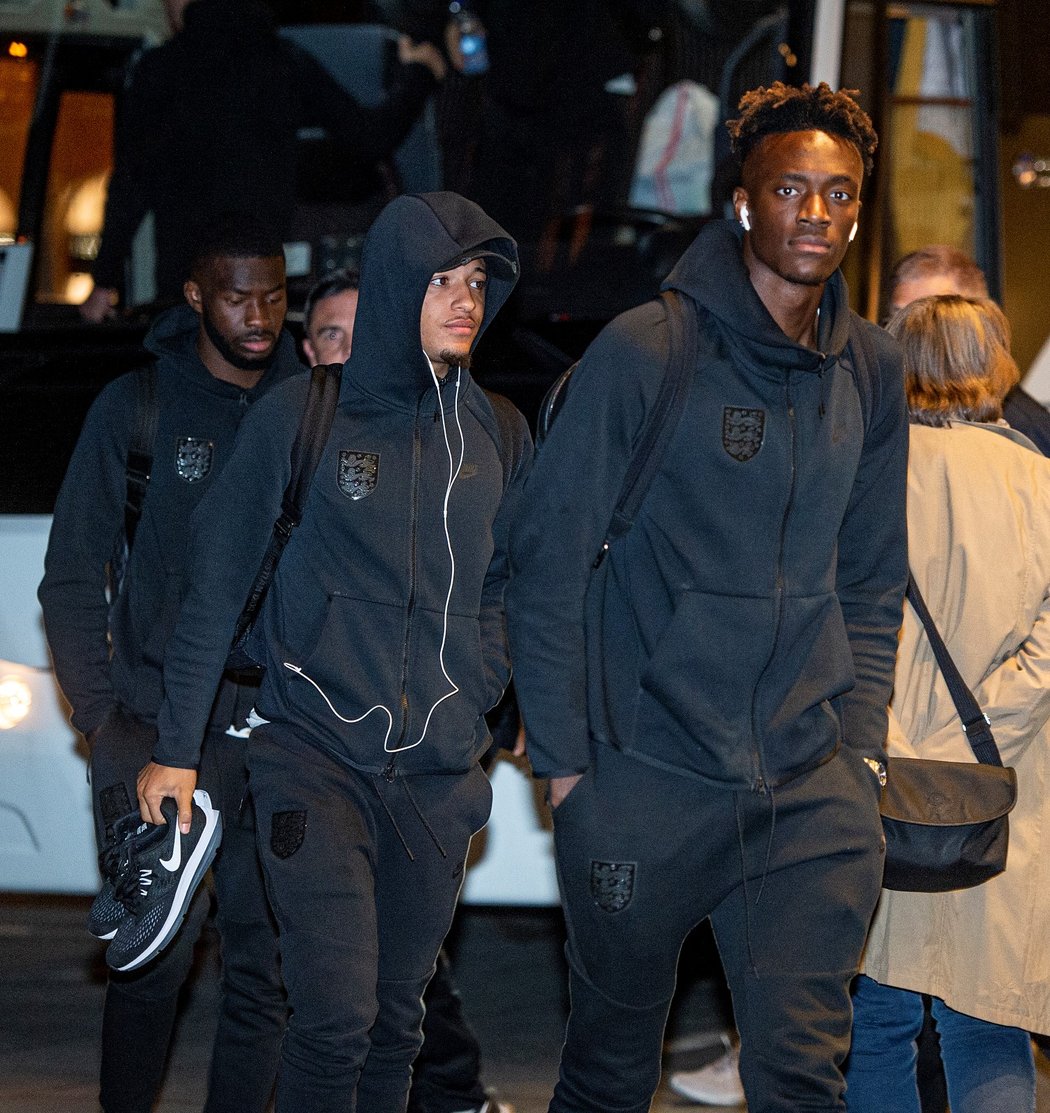 Tammy Abraham (vpravo) dorazil s reprezentací Anglie do Prahy na utkání kvalifikace o postup na EURO 2020 proti České republice