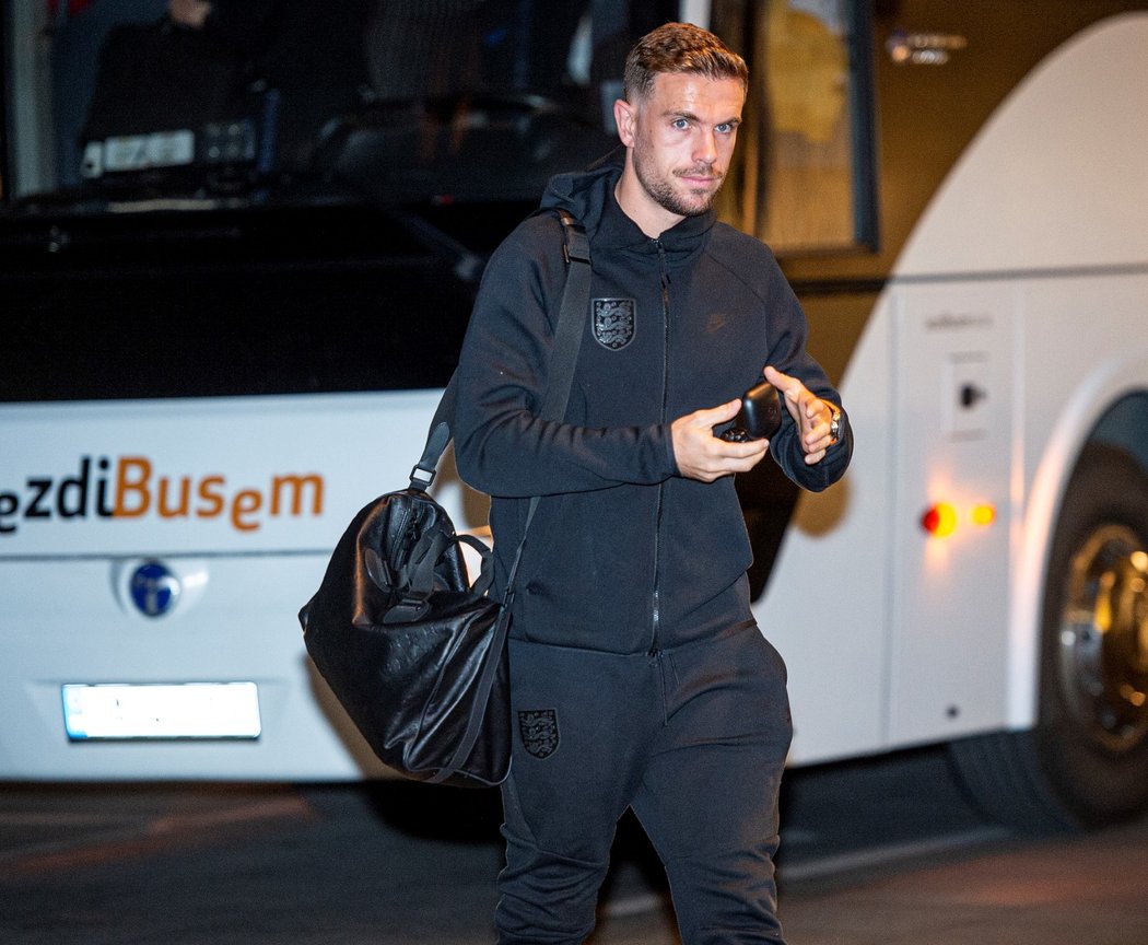 Jordan Henderson po příjezdu na hotel v Praze před zápasem kvalifikace o postup na EURO 2020 s Českou republikou