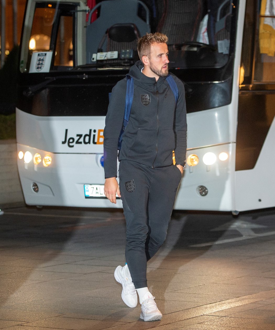 Kapitán Anglie Harry Kane po příjezdu na hotel v Praze před zápasem kvalifikace o postup na EURO 2020 s Českou republikou