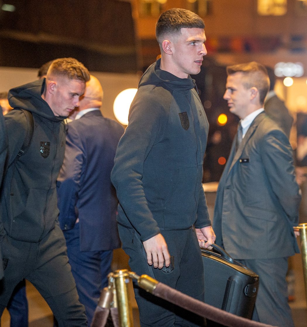 Brankář Nick Pope po příjezdu anglické reprezentace na hotel v Praze