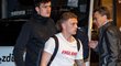 Kieran Trippier (v bílém) a Harry Maguire přicházejí na hotel po příletu do Prahy na zápas s Českou republikou