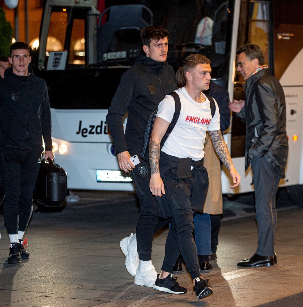 Kieran Trippier (v bílém) a Harry Maguire přicházejí na hotel po příletu do Prahy na zápas s Českou republikou
