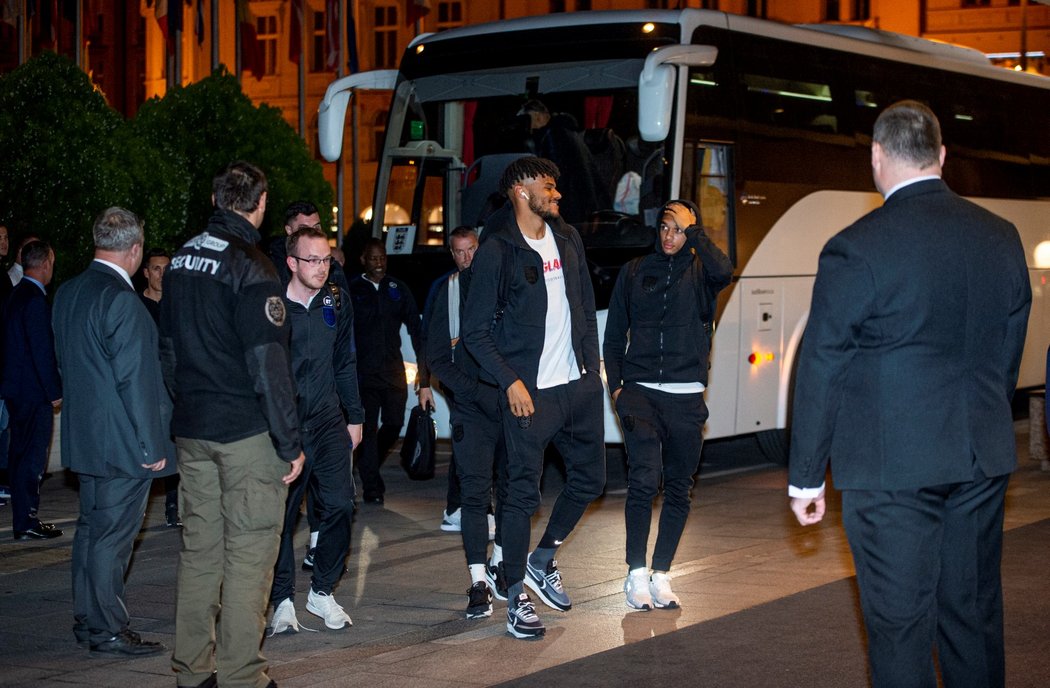 Fotbalisté Anglie přecházejí v Praze z autobusu na hotel