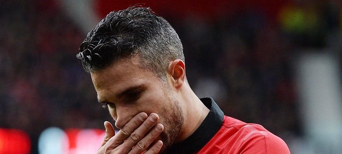 Robin van Persie se zranil při zahrávání rohového kopu a bude United měsíc chybět...