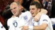 Wayne Rooney slaví s Adamem Johnsonem jeho gól do sítě Švýcarska